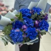 7 пышных синих роз с маттиолой
